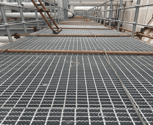 工廠平臺走道用防滑鋼格柵板廠家定做。